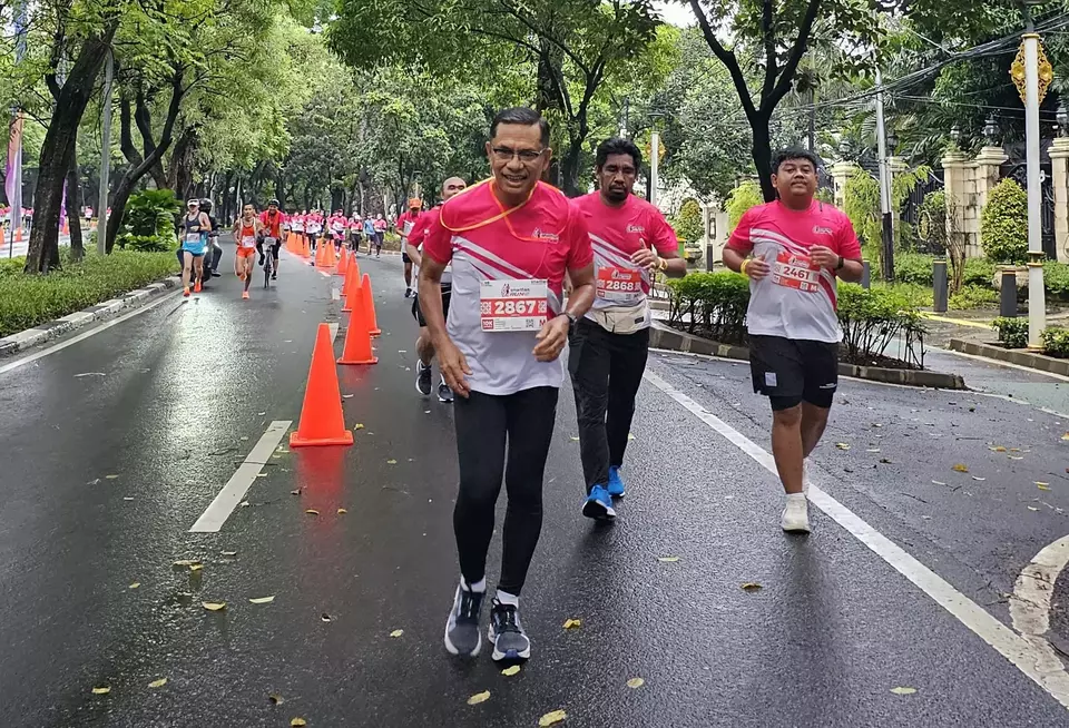 Mantan Menteri Perindustrian Saleh Husin ikut meramaikan event lari Smartfren Run di Jakarta, Minggu, 7 Juli 2024. 