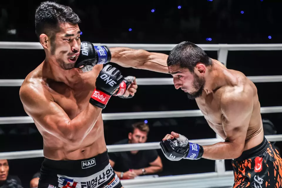 Alibeg Rasulov mengungguli Ok Rae Yoon di One Fight Night 23.