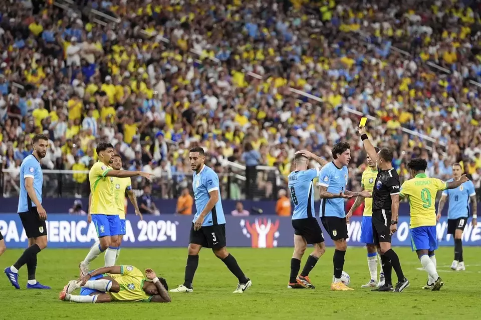 Wasit Dario Herrera dari Argentina mengusir bek Uruguay Nahitan Nandez (8) setelah mengganjal striker Brasil Rodrygo pada laga perempat final Copa America di Las Vegas, Sabtu, 6 Juli 2024 atau Minggu, 7 Juli 2024 WIB. 